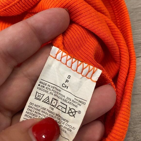 COPY - Old Navy Active orange women's long sleeve cropped athletic top size sma… - Picture 4 of 7